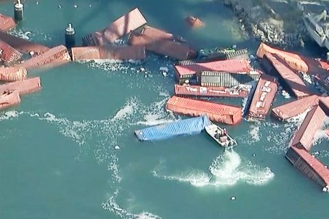Frachtschiff verliert Teil seiner Ladung – 60 Container treiben im Wasser