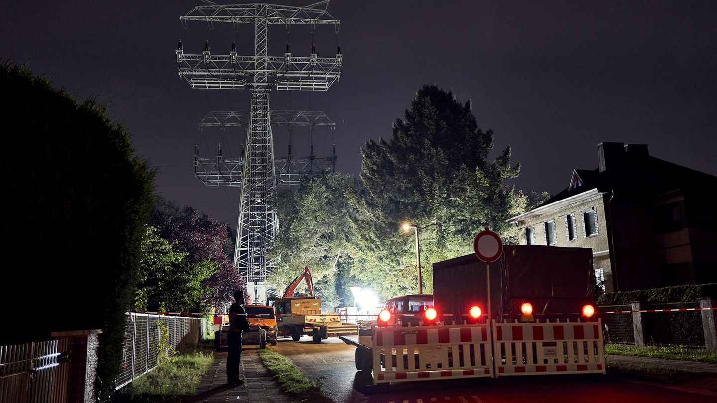 Nach einem Brandanschlag und Stromausfall blieb die Nacht weitgehend ruhig. Foto: Michael Ukas/dpa