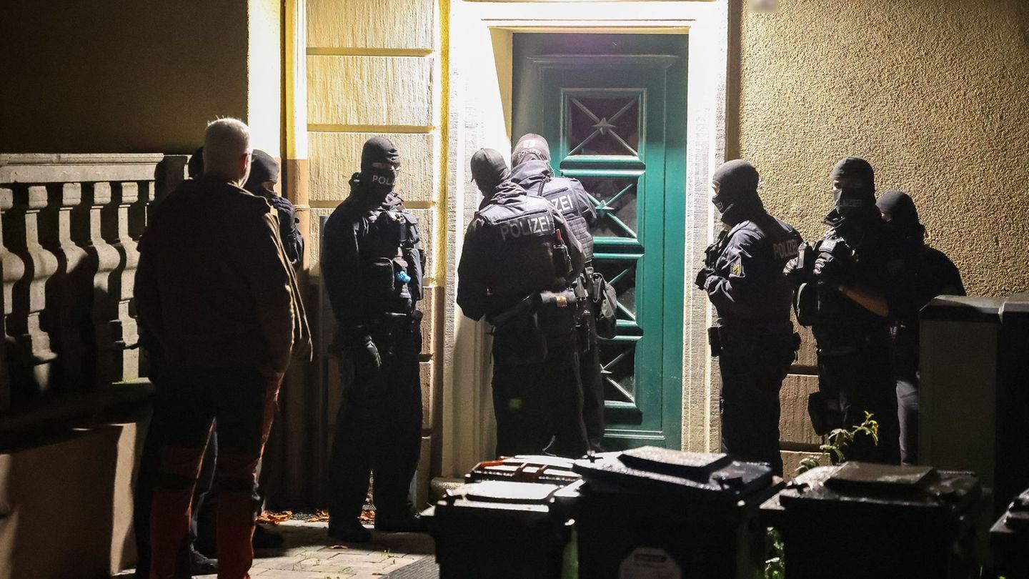 Polizisten haben in Wuppertal einen mutmaßlichen Schleuser verhaftet. Foto: Gianni Gattus/dpa