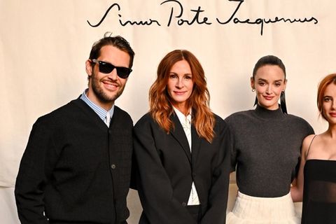 Designer Simon Porte Jacquemus, Julia Roberts, Schauspielerin Charlotte Le Bon und Emma Roberts (v.l.) posierten bei einem Boa
