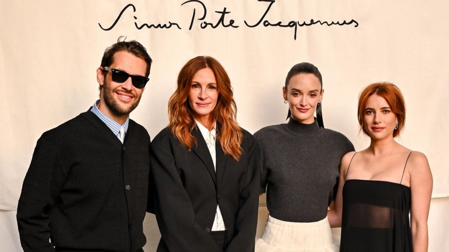 Designer Simon Porte Jacquemus, Julia Roberts, Schauspielerin Charlotte Le Bon und Emma Roberts (v.l.) posierten bei einem Boa