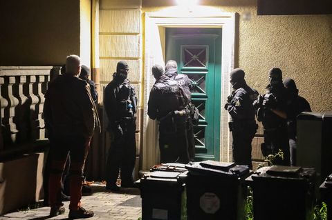 Polizisten haben in Wuppertal einen mutmaßlichen Schleuser verhaftet. Foto: Gianni Gattus/dpa