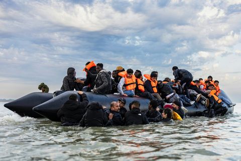 Überfülltes Boot auf dem Ärmelkanal