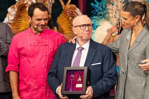 Tränenreicher Abschied: Steffen Henssler (l.), Reiner Calmund und Laura Wontorra im "Grill den Henssler Sommer-Special" (14. S