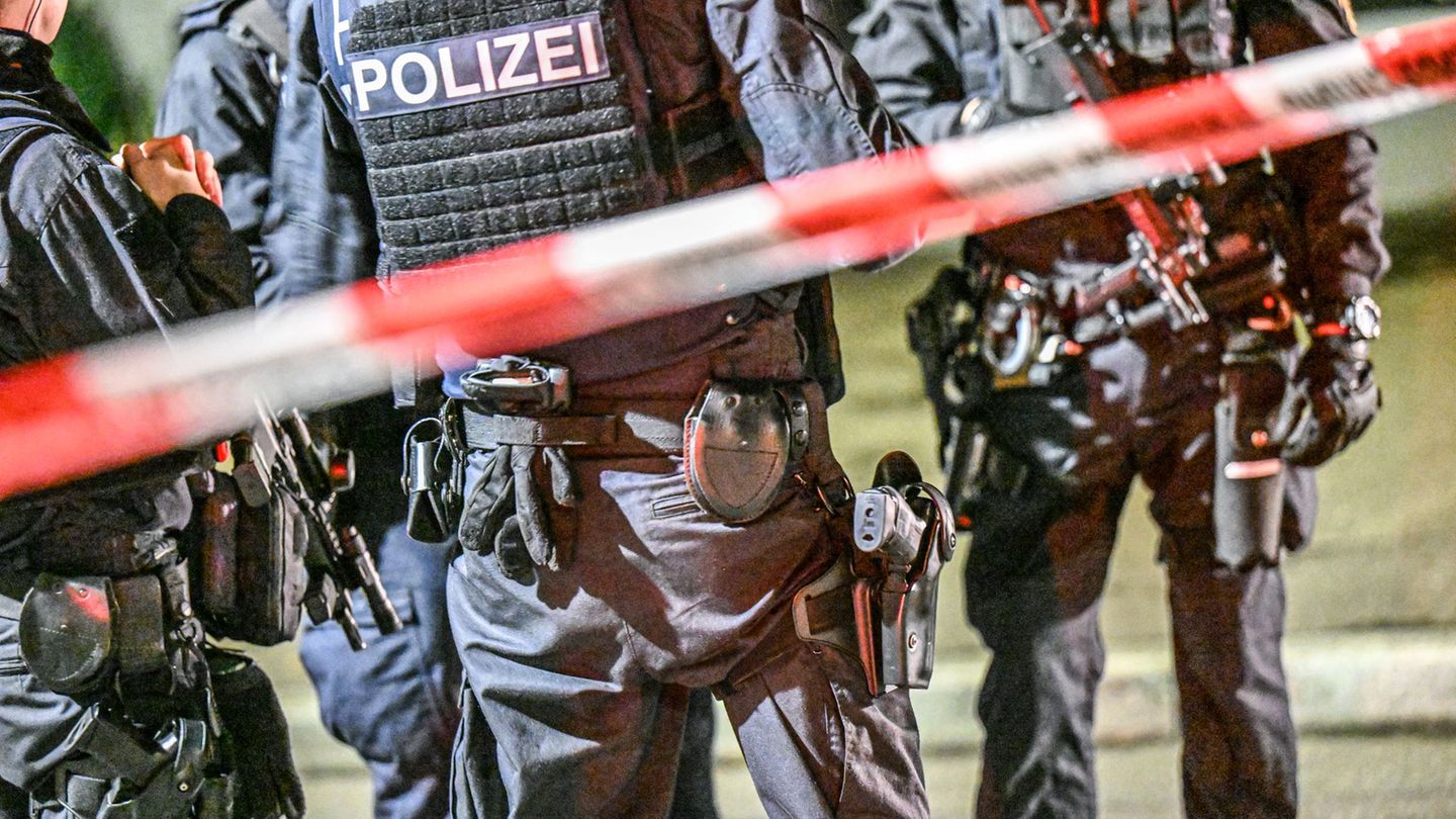 Nach Schüssen in einer Göppinger Bar sichert die Polizei den Tatort. (Archivbild) Foto: Marius Bulling/dpa