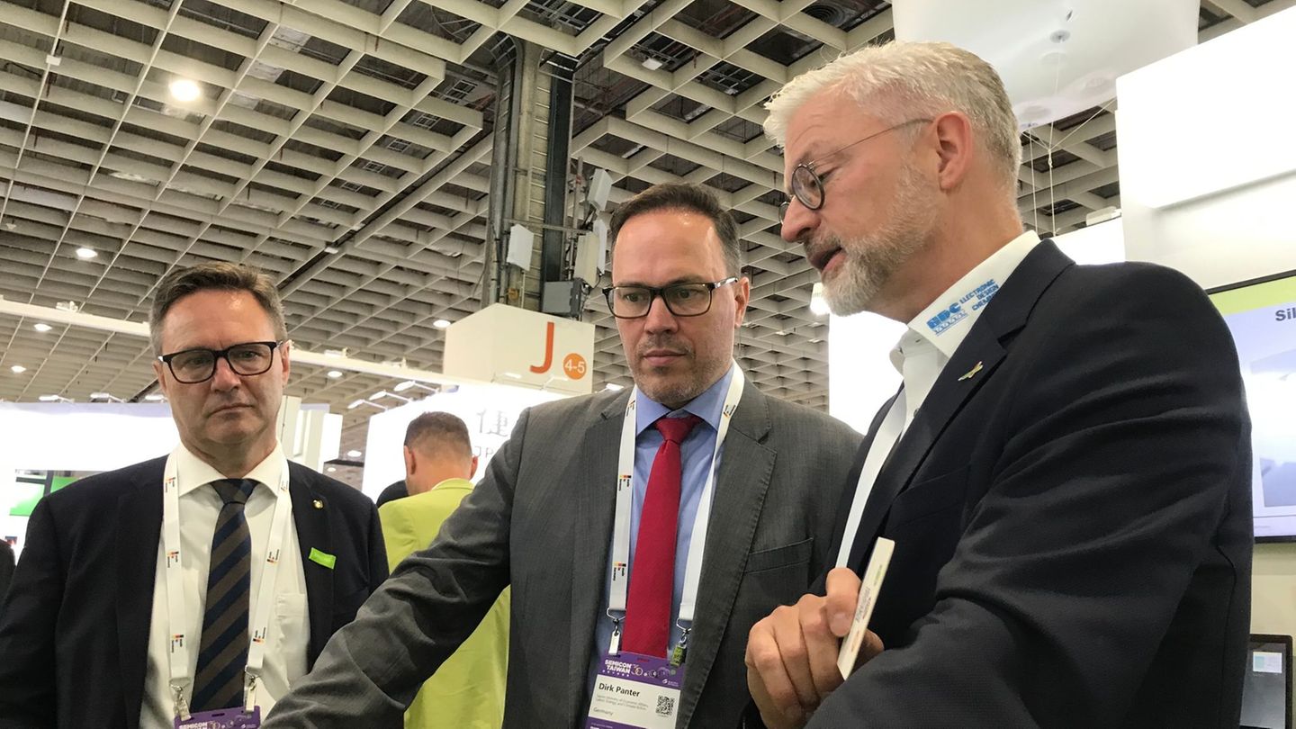 Sachsens Wirtschaftsminister Panter sieht die Messe in Taiwan als Bühne für sein Bundesland. Foto: Yu-Tzu Chiu/dpa