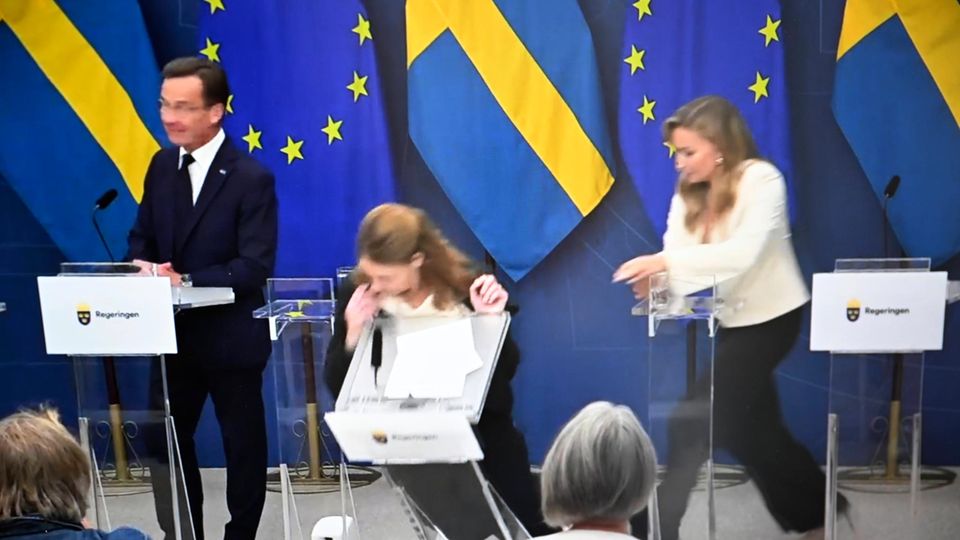 Schweden: Gesundheitsministerin sackt bei Pressetermin zusammen Schweden: Gesundheitsministerin sackt bei Pressetermin zusammen