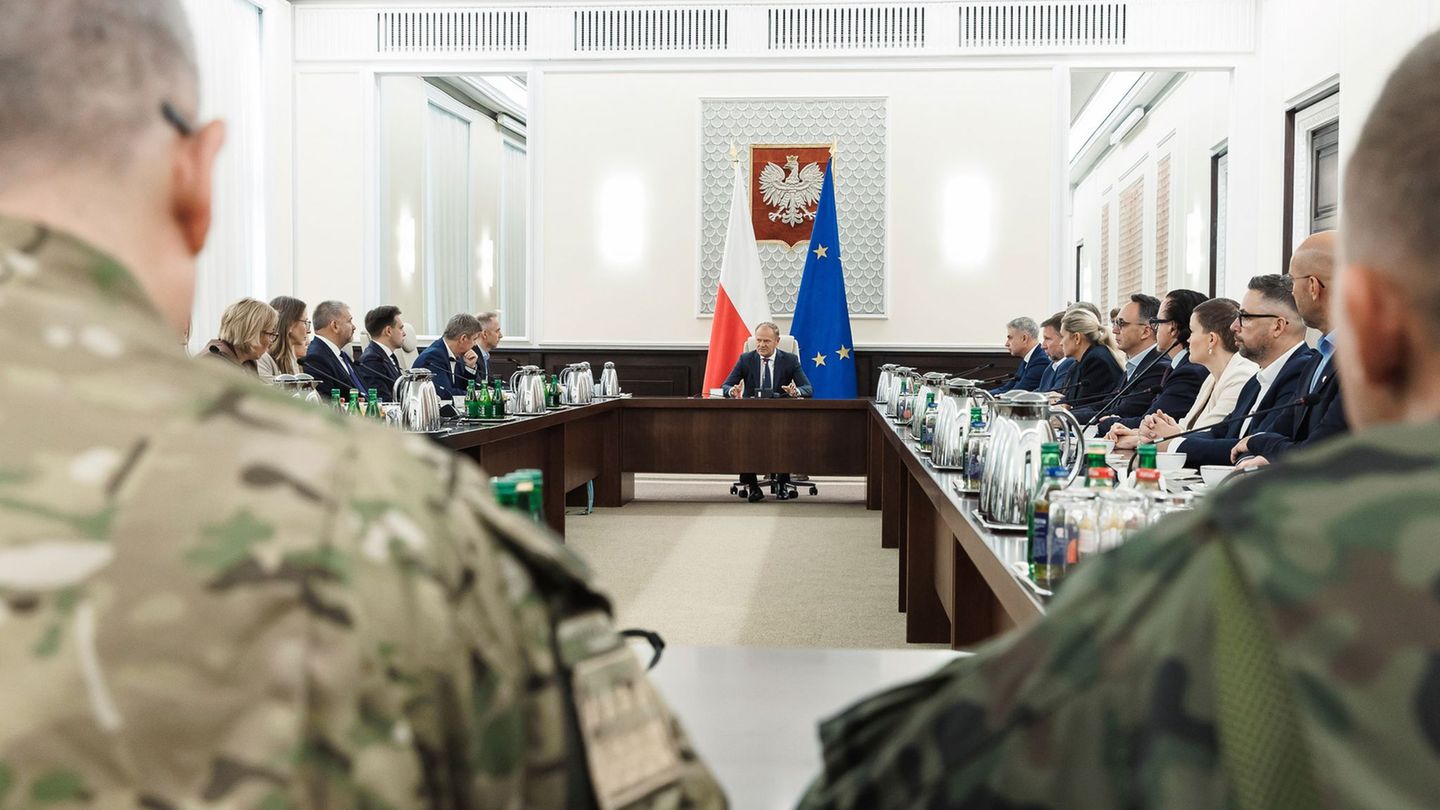 Polens Ministerpräsident Donald Tusk berief nach dem Vorfall eine außerordentliche Regierungssitzung mit Vertretern des Militärs