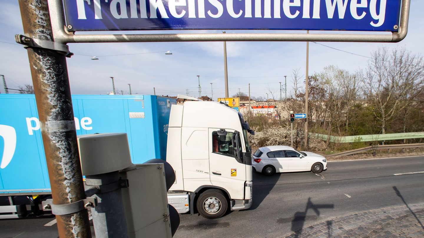 Beeinträchtigungen im Zug- und Autoverkehr: Menschen in Nürnberg brauchen Geduld. (Symbolbild) Foto: Daniel Karmann/dpa