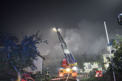 Die Flammen sind von einer Fahrzeughalle auf den Schweinestall übergegriffen. Foto: Fabian Koss/onw-images/dpa