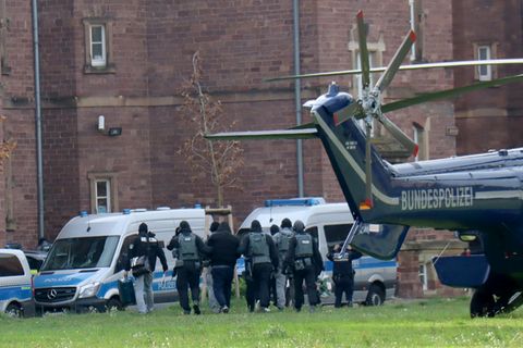 Polizisten bringen die Verdächtigen zum Ermittlungsrichter am Bundesgerichtshof