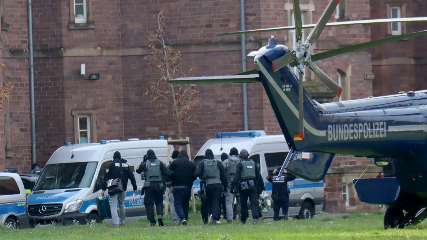 Polizisten bringen die Verdächtigen zum Ermittlungsrichter am Bundesgerichtshof