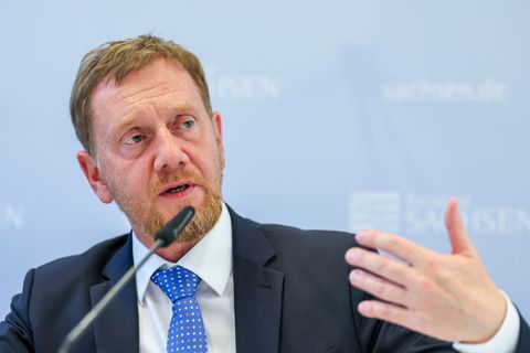 Ein 59-Jähriger hatte dem Regierungschef via Facebook Gewalt angedroht - das hatte Konsequenzen. Foto: Jan Woitas/dpa
