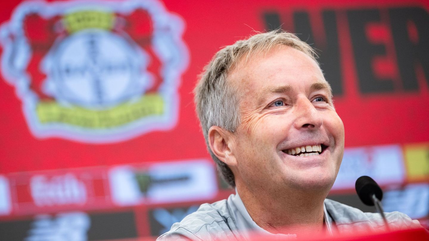 Souveräner Auftritt: Kasper Hjulmand bei seiner ersten Pressekonferenz als Leverkusen-Trainer. Foto: Marius Becker/dpa