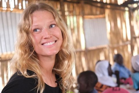 Toni Garrn bei ihrem Engagement für RTL in Uganda.