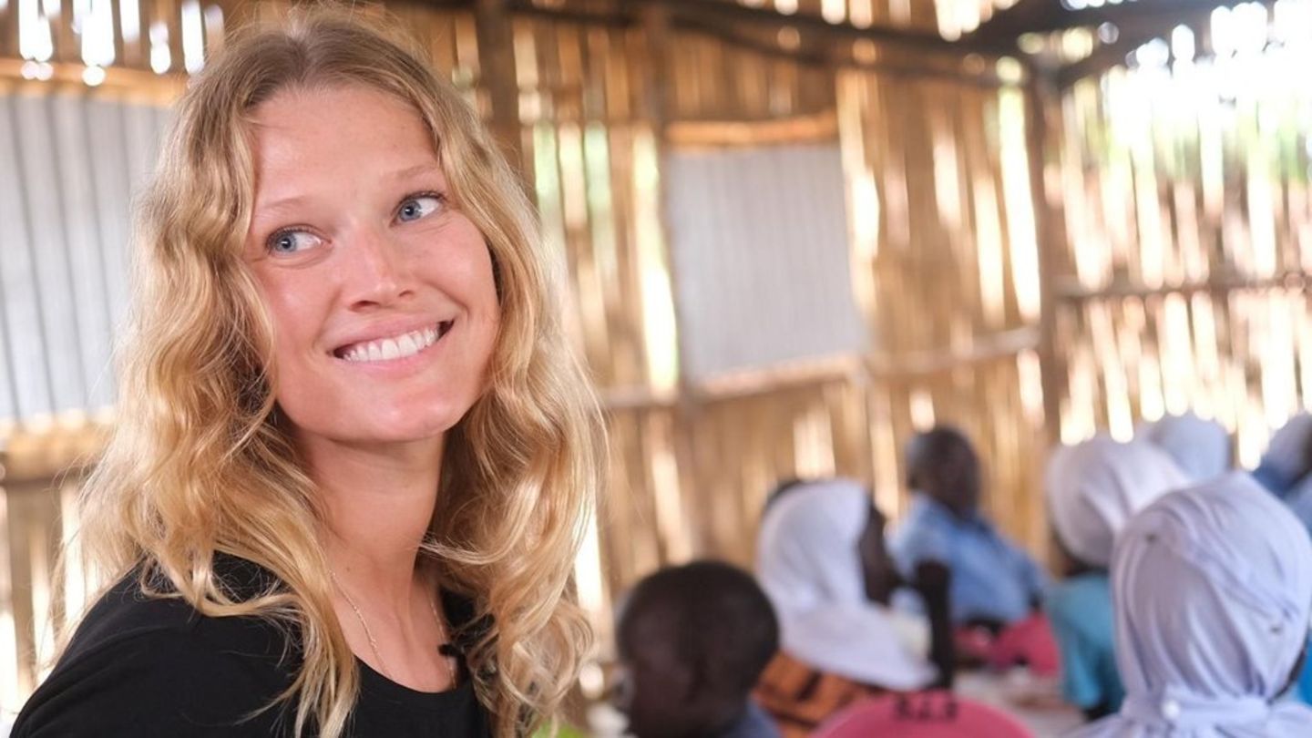 Toni Garrn bei ihrem Engagement für RTL in Uganda.