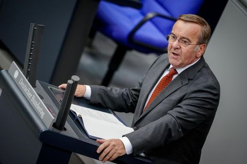 Boris Pistorius spricht bei der Regierungsbefragung zu den Abgeordneten im Plenarsaal des Bundestags