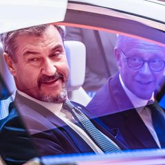 Markus Söder mit Friedrich Merz auf der IAA