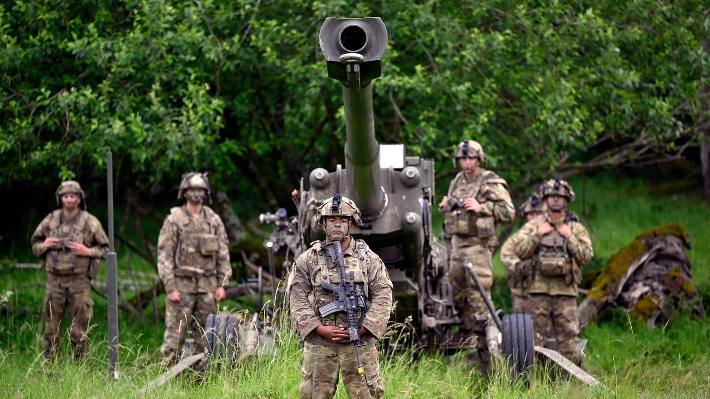 NATO Soldaten vor Kriegsgerät