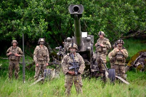 NATO Soldaten vor Kriegsgerät