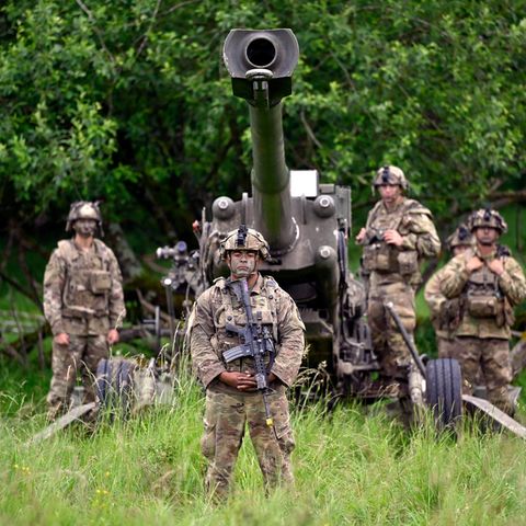 NATO Soldaten vor Kriegsgerät