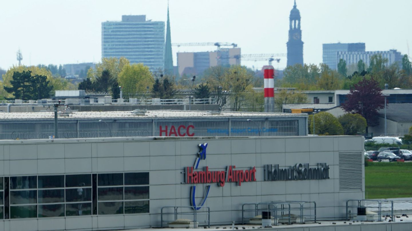 Wegen einer nicht bezahlten Geldstrafe hat ein Passagier aus Georgien am Hamburger Flughafen Schwierigkeiten bekommen. (Symbolbi