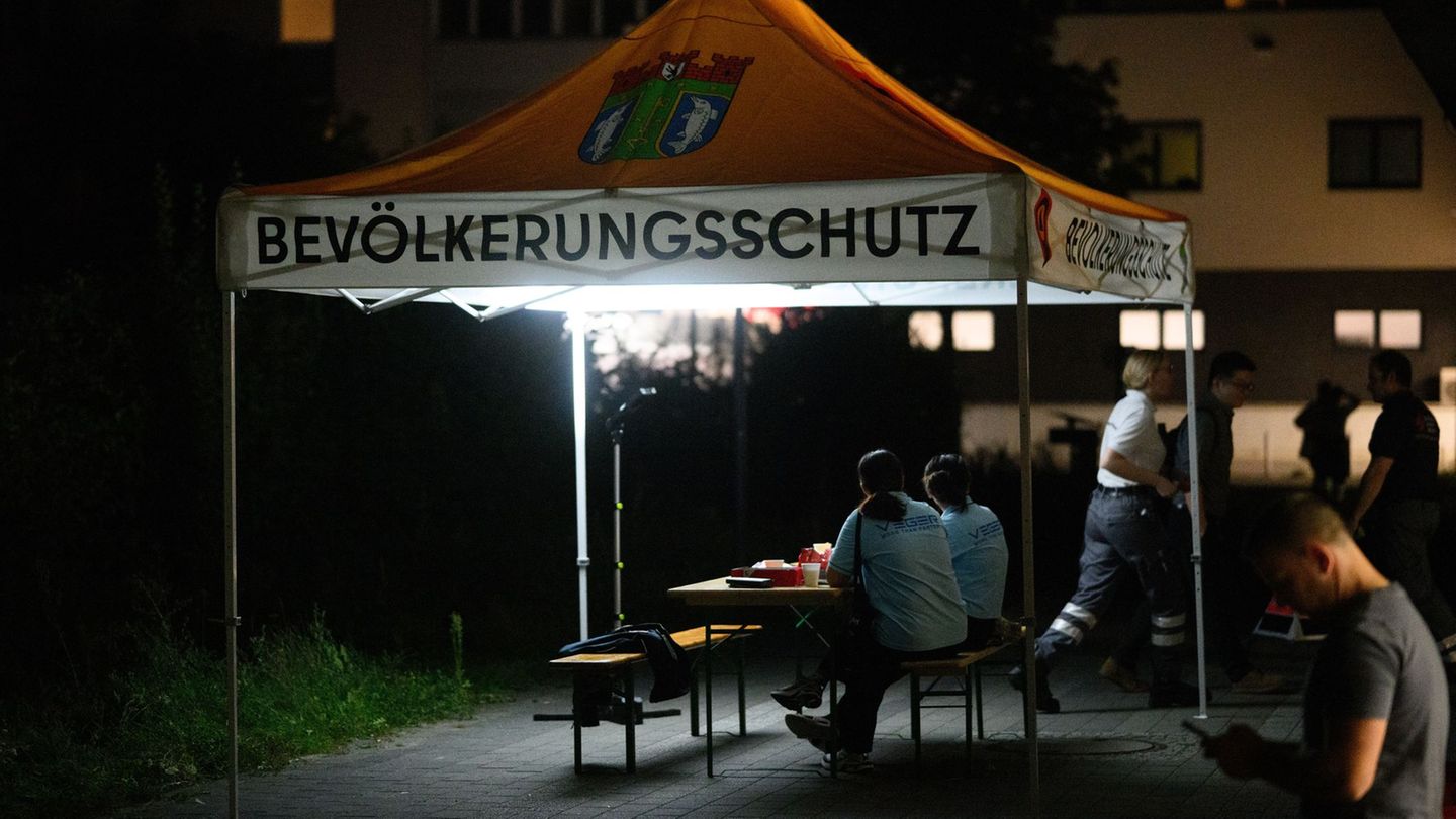 Die Senatorinnen verlangen nach dem Anschlag mehr Schutz für die Infrastruktur. Foto: Bernd von Jutrczenka/dpa