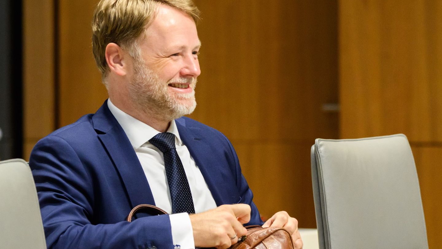 Während Finanzminister Heere von einem historischen Investitionspaket spricht, wirft ihm die Opposition eine inhaltsleere Schuld