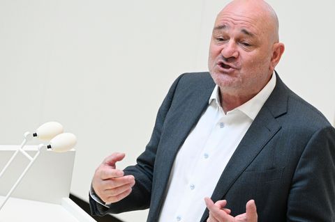 Brandenburgs Finanzminister Robert Crumbach (BSW) stellt ein Programm für zinsverbilligte Kredite für die Kommunen vor. (Archivb