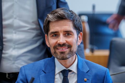 Wertschätzung für die Lehrkräfte drückt sich auch über die Besoldung, erklärt Bildungsminister Sven Teuber (SPD). Foto: Andreas