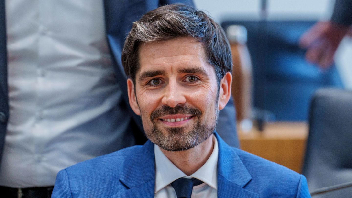 Wertschätzung für die Lehrkräfte drückt sich auch über die Besoldung, erklärt Bildungsminister Sven Teuber (SPD). Foto: Andreas