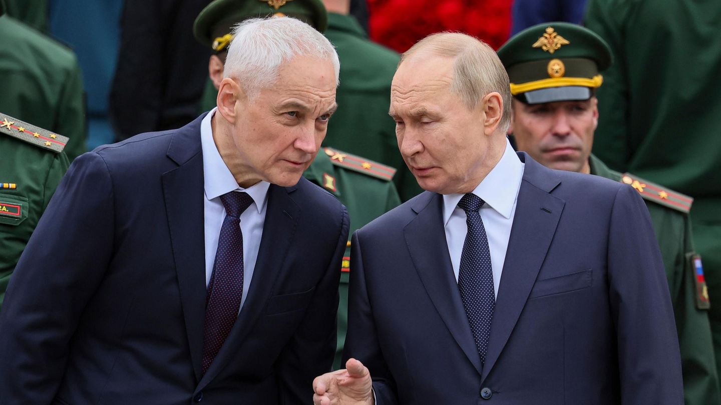 Kremlchef Wladimir Putin (r) spricht mit dem russischen Verteidigungsminister Andrej Beloussow