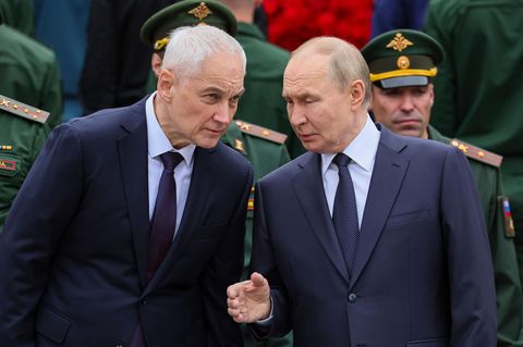 Kremlchef Wladimir Putin (r) spricht mit dem russischen Verteidigungsminister Andrej Beloussow