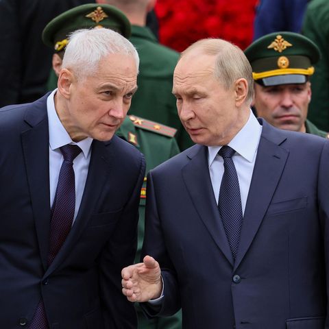 Kremlchef Wladimir Putin (r) spricht mit dem russischen Verteidigungsminister Andrej Beloussow