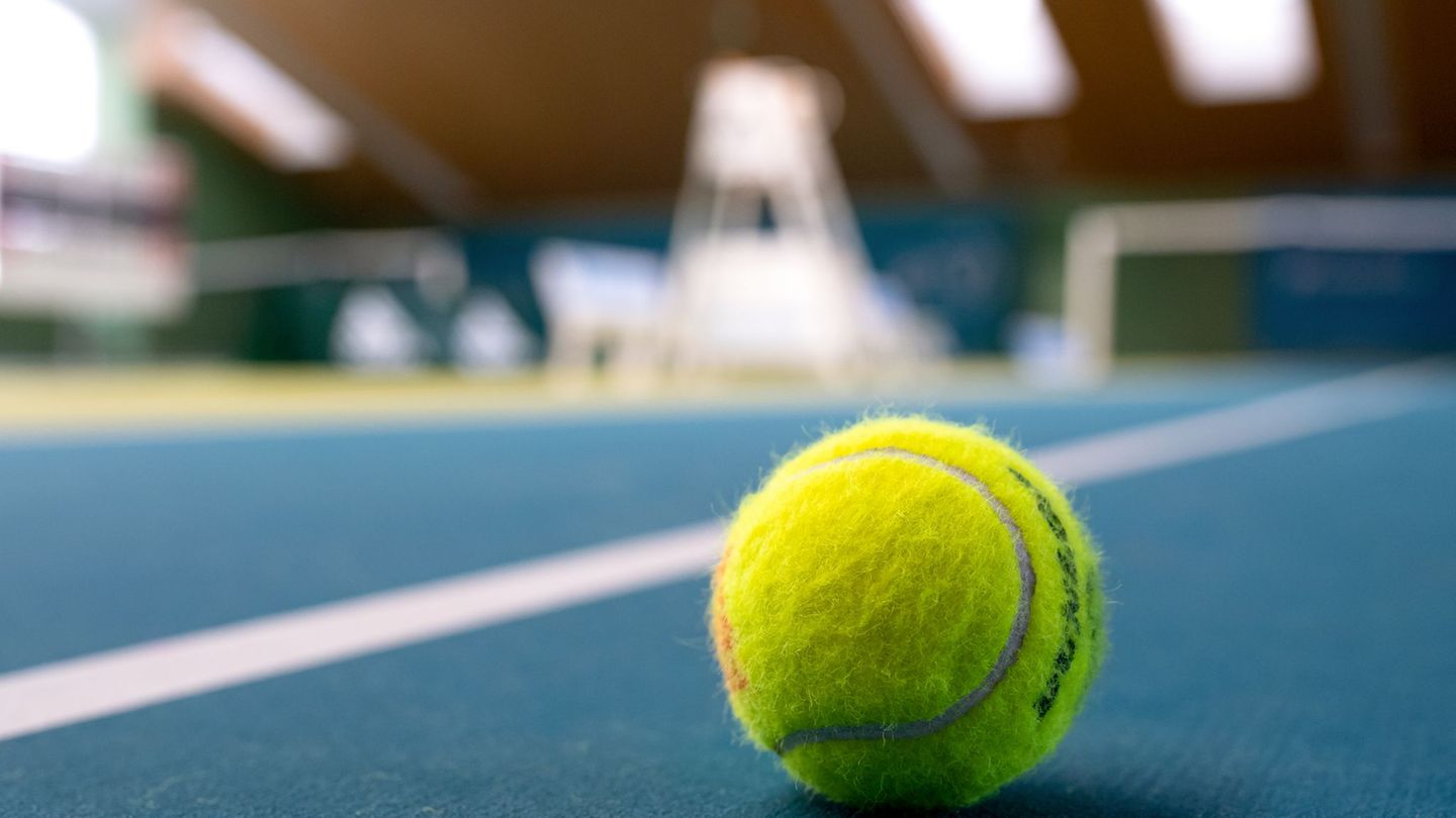 In der Umkleidekabine einer Tennishalle in Friesland haben sich zwei Senioren so mit Fäusten geschlagen, dass die Polizei anrück