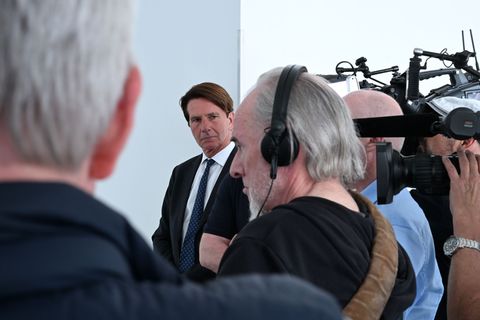 Der ehemalige Regierungssprecher Béla Anda (Mitte) macht künftig Öffentlichkeitsarbeit für die in Hamburg vor Gericht stehende U