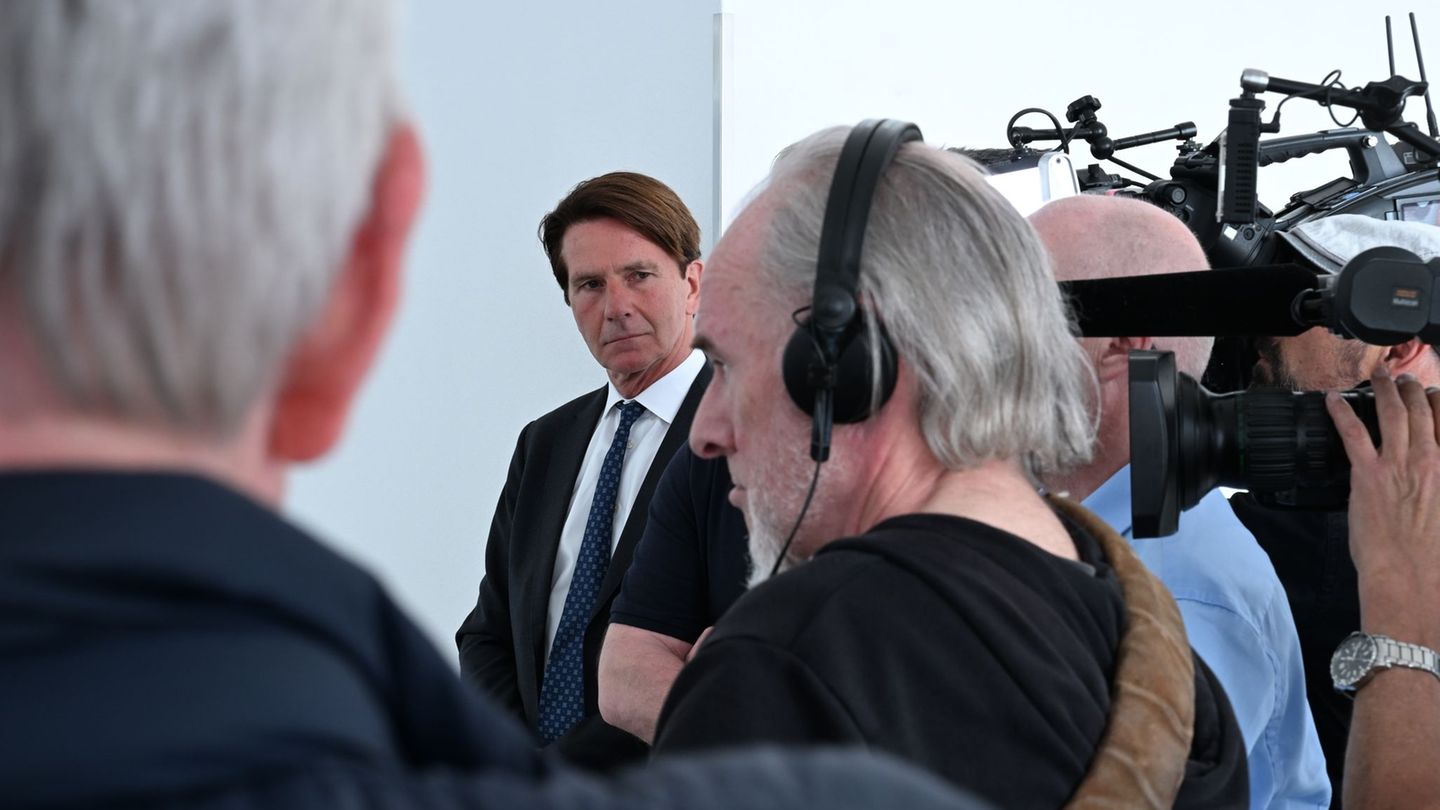 Der ehemalige Regierungssprecher Béla Anda (Mitte) macht künftig Öffentlichkeitsarbeit für die in Hamburg vor Gericht stehende U