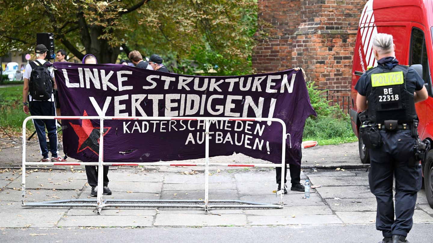 Demonstranten begleiten den Prozess mit Protesten. Foto: Soeren Stache/dpa
