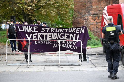 Demonstranten begleiten den Prozess mit Protesten. Foto: Soeren Stache/dpa