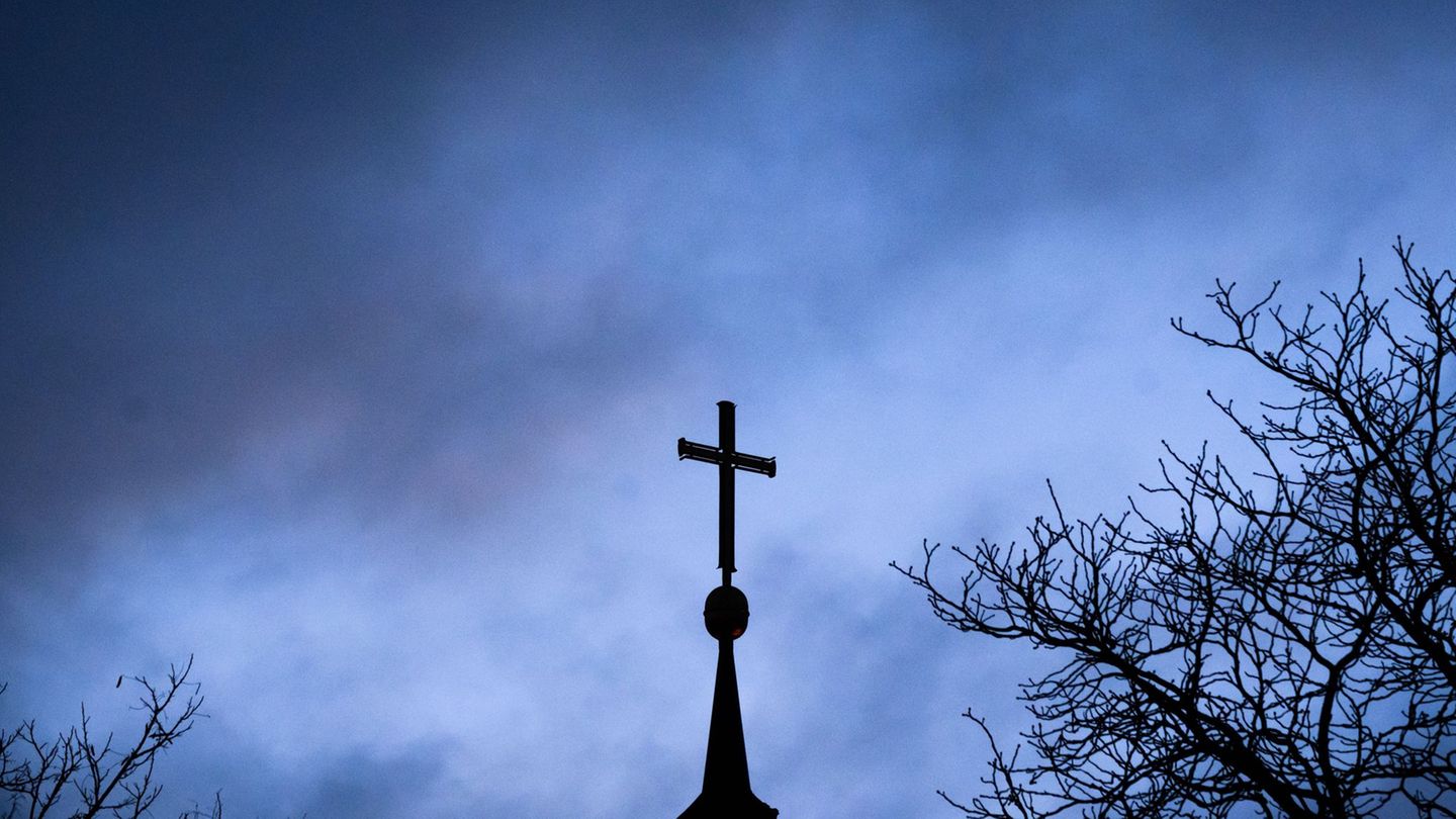 Ein EKD-Disziplinargericht hat entschieden, dass ein ehemaliger Pfarrer nach Vorwürfen sexualisierter Gewalt keine kirchlichen D