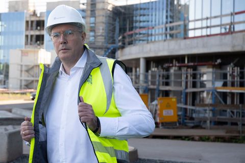 Erst vor wenigen Tagen besuchte Ministerpräsident Schweitzer die Großbaustelle des künftigen US-Krankenhauses in Weilerbach. (Ar
