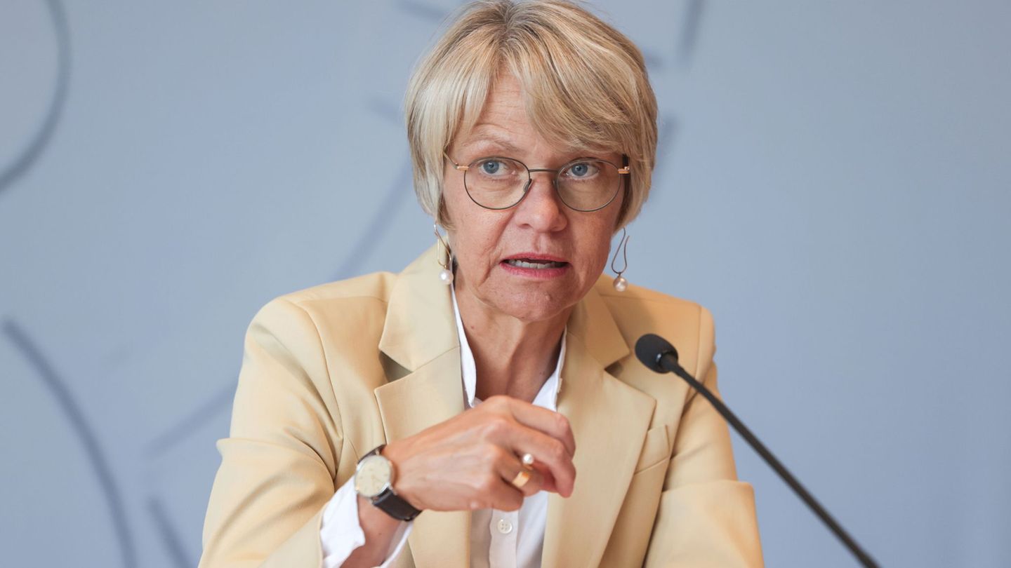 Auch die nordrhein-westfälische Schulministerin regt der Fall einer seit fast 16 Jahren krankgeschriebenen Lehrerin auf. (Archiv