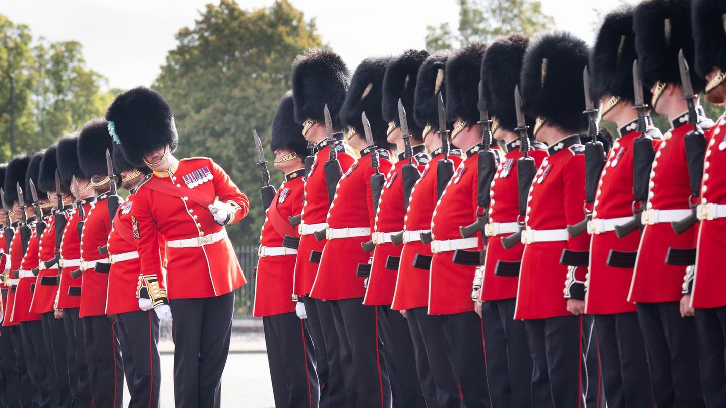 London, Großbritannien. Mitglieder der Grenadiergarde bereiten sich in der Royal Artillery Barracks in Woolwich, im Südosten Londons, auf die Ankunft der Verteidigungsminister von Frankreich, Deutschland, Italien, Polen und dem Vereinigten Königreich vor. Ein Offizier checkt offenbar, dass auch niemand aus der Reihe tanzt – und tut genau das selber