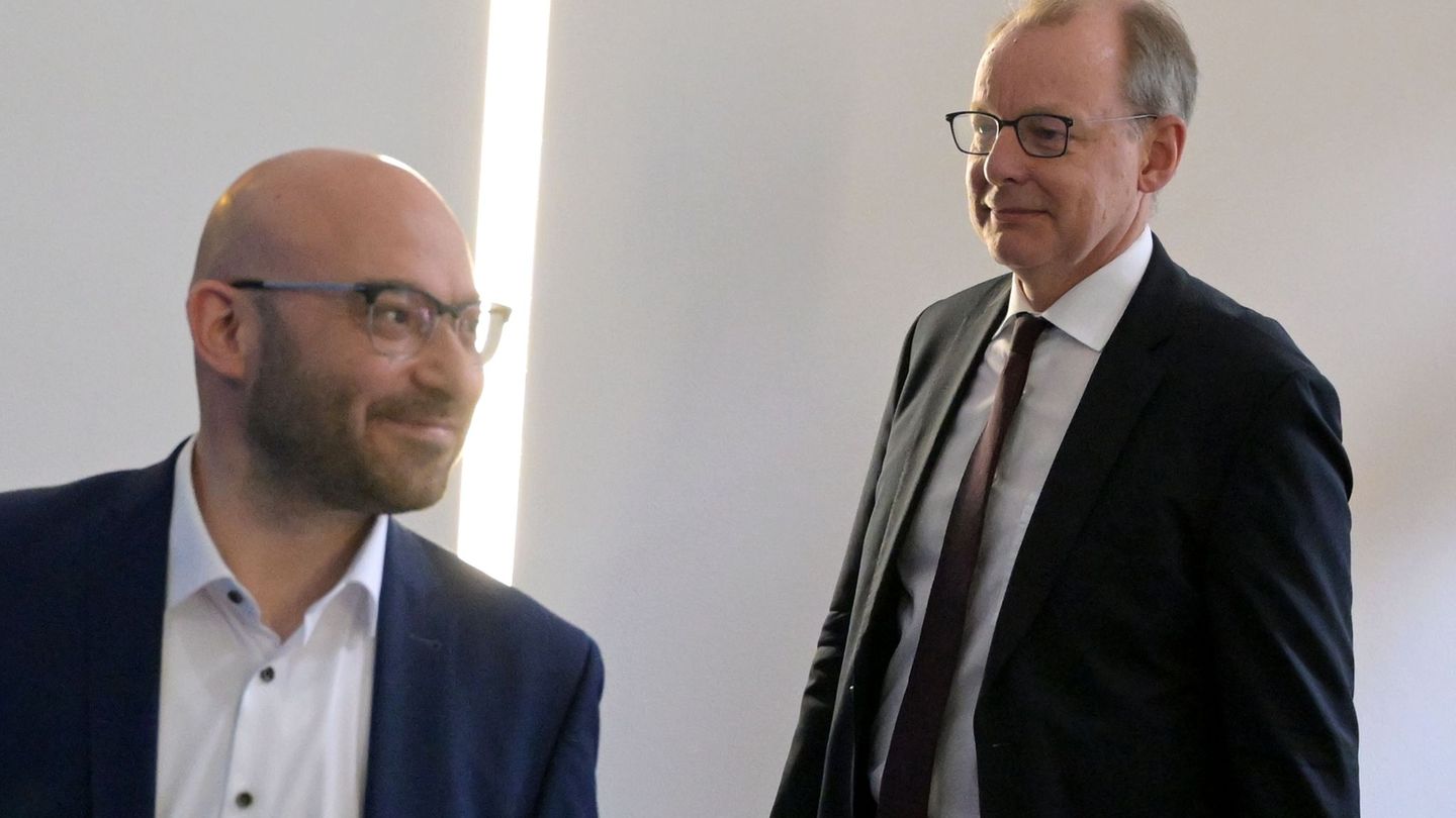 Brandenburgs Innenminister René Wilke (parteilos) und Verfassungsschutzchef Wilfried Peters äußern sich im Innenausschuss des La