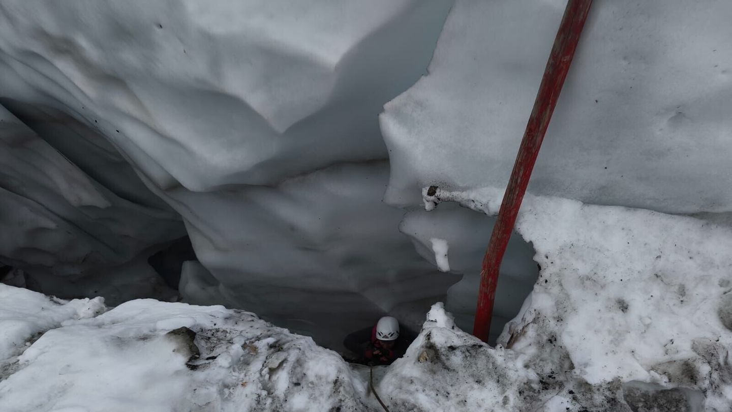 10.September: Glück gehabt Hoher Dachstein, Österreich. Glück im Unglück hatte eine Bergsteigerin aus Lettland, die auf dem Hohen Dachstein in eine Gletscherspalte gefallen ist. Zwei Kletterer aus Bayern und Baden-Württemberg waren zur Stelle und befreiten die Frau aus der lebensgefährlichen Situation