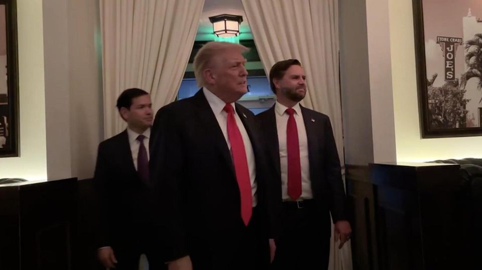 Trump prahlt mit Sicherheit – dann crashen Protestler sein Dinner