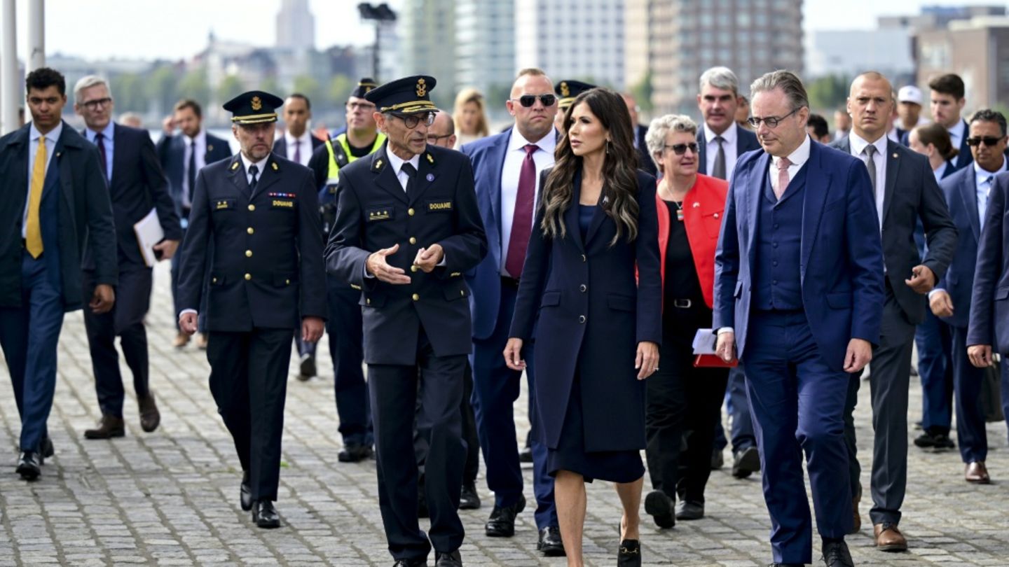 De Wever (r.) und Noem (M.) am Mittwoch in Antwerpen