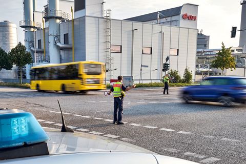 Nach dem Stromausfall im Berliner Südosten versagen auch Ampeln. Foto: Michael Ukas/dpa