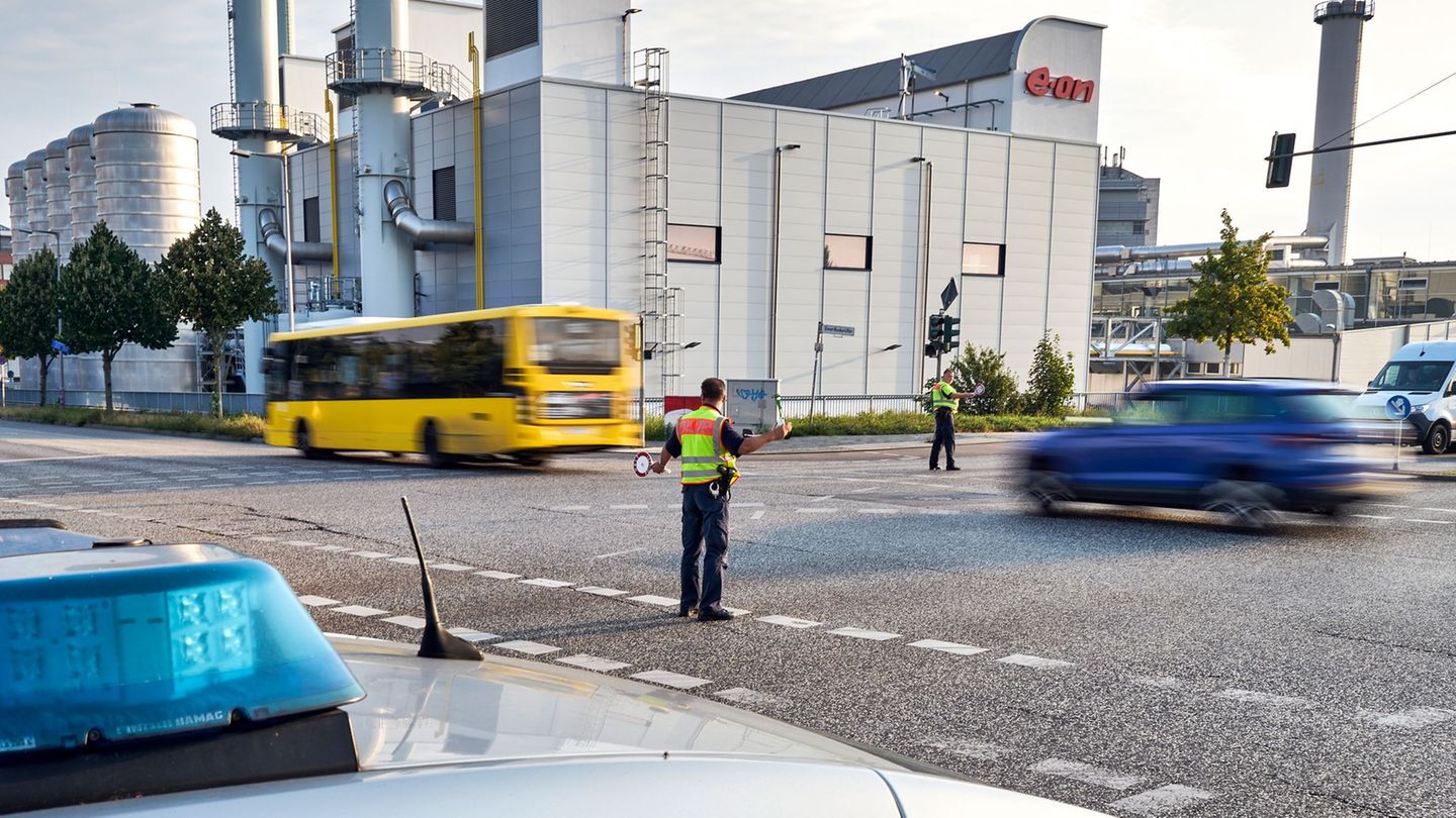 Nach dem Stromausfall im Berliner Südosten versagen auch Ampeln. Foto: Michael Ukas/dpa