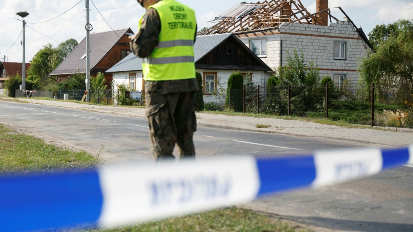 Durch abfangene Drohne beschädigtes haus in Wyryki-Wola